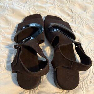 Arche Sandals Size 39--Brown Nubuck with black patent trim